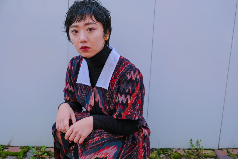 しゃがむ女性