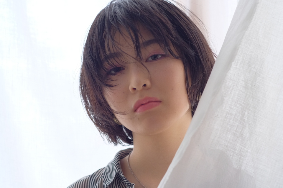 遠くを見つめる女性